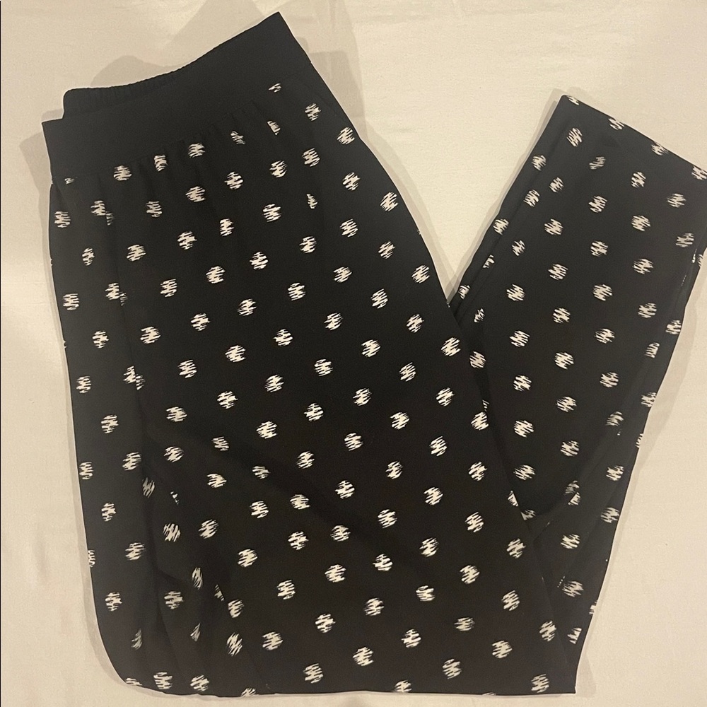 Smart Set Black and White pants elastic waist
Medium women